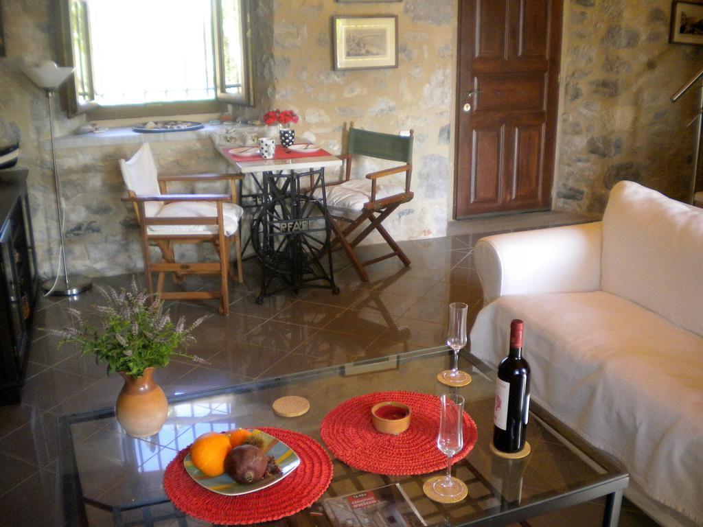 Stone House In A Quiet Landscape, Leonidion Villa Bagian luar foto