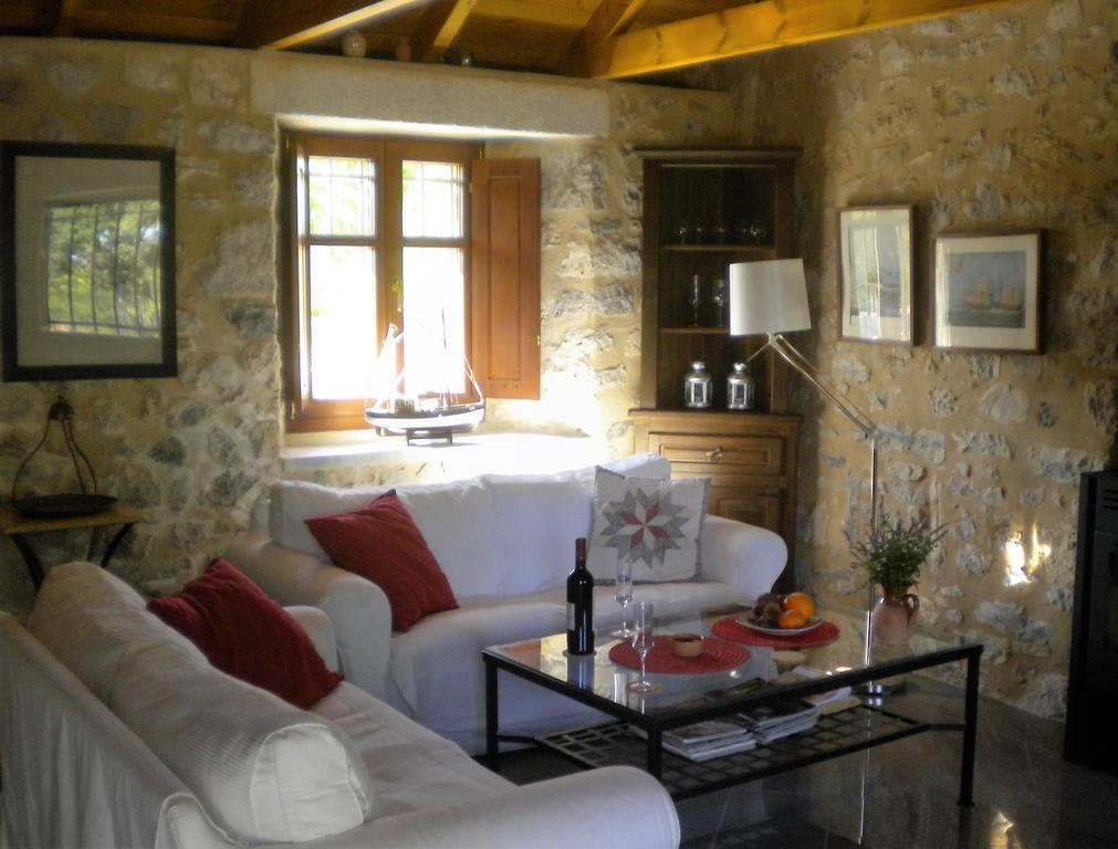 Stone House In A Quiet Landscape, Leonidion Villa Bagian luar foto