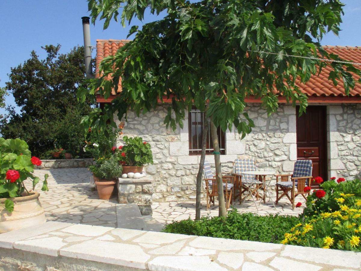 Stone House In A Quiet Landscape, Leonidion Villa Bagian luar foto